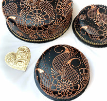 Load image into Gallery viewer, Black Gold - Special Edition - Sari Cakes